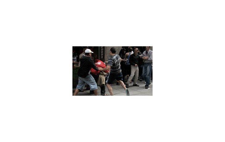 Durante el encuentro se registraron trompadas entre militantes radicales que respondían a Moreau y un grupo de manifestantes con remeras del intendente de San Isidro, Gustavo Posse, partidario de un acuerdo con el PRO de Mauricio Macri.