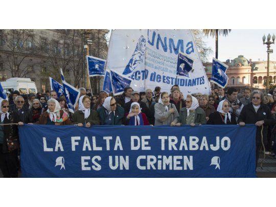 Antes de los discursos por parte de invitados especiales y del cierre con las palabras de la titular de la entidad, Bonafini entregará el pañuelo blanco de las Madres al exdiputado Edgardo Depetri.