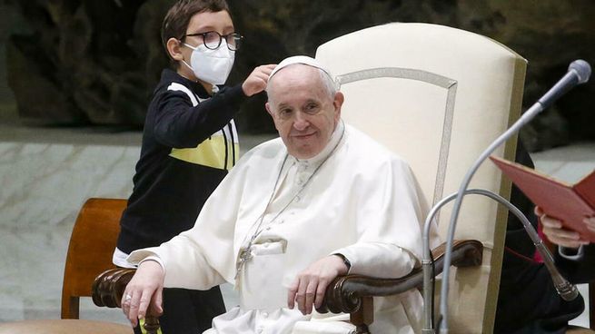 El papa Francisco, divertido con la irrupción de un niño en la audiencia general.