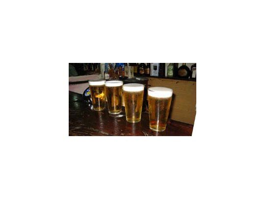 El 80% de los jóvenes bebe alcohol en sus salidas.