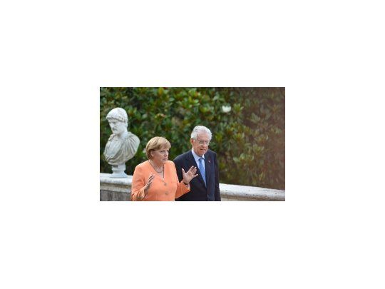 El primer ministro italiano, Mario Monti y la canciller alemana, Angela Merkel.