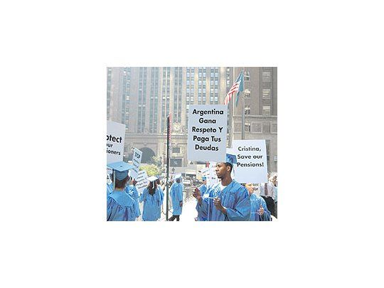 A holdouts picket received yesterday Cristina Fernández de Kirchner at the doors of Waldorf Hotel. With signs and a paid-for announcement published in The Wall Street Journal, they held her reponsible for settling unpaid debt.