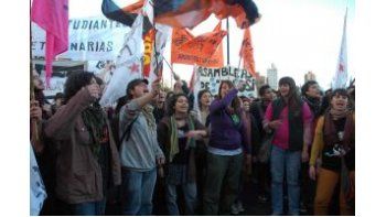 Una movilización partió desde la Plaza Moreno hacia la Plaza San Martín en La Plata donde reclamaron basta de desaparecidos en democracia, juicio y castigo a los responsables.