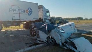 tragico accidente vial en santa fe: muere una familia al chocar contra un camion