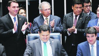 misi&oacute;n cumplida. Paulo Guedes, ministro de Hacienda de Brasil (arriba, centro), aplaude tras la aprobaci&oacute;n de la reforma jubilatoria en el Senado. Cumpli&oacute; as&iacute; el que era, acaso, el mayor objetivo de su gesti&oacute;n.