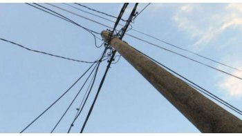 Un chico de 13 años murió electrocutado al tocar un poste de luz en medio del temporal