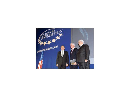 Gerardo y Adrián Werthein flanquean al ex presidente Bill Clinton antes de que éste comience a hablar frente a más de 1.000 invitados. Previamente había almorzado con 20 empresarios, a quienes les dijo que de la crisis se sale con «inversiones productivas».