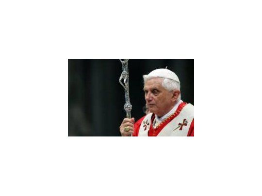 El papa Benedicto XVI sigue de cerca y está muy dolorido por los actos de pedofilia.