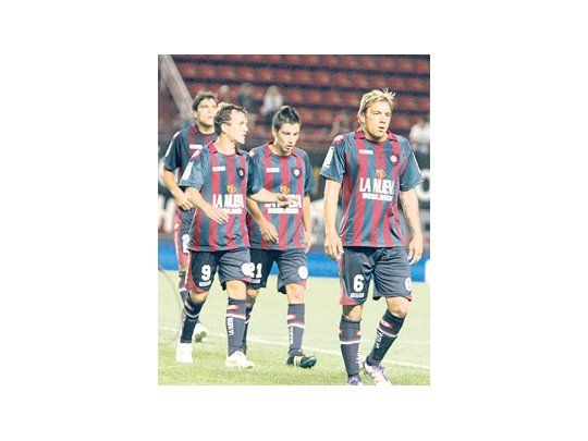 Una constante de los últimos tiempos: el plantel de San Lorenzo retirándose cabizbajo.