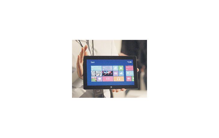 Microsoft presentó el lunes Surface. Los expertos dicen que la marca busca actualizarse frente a la gran influencia de Apple.