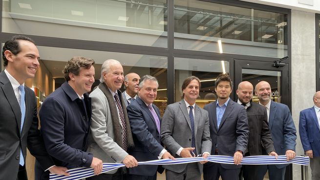 El presidente de Uruguay, Luis Lacalle Pou, encabezó la inauguración del laboratorio de IA de Microsoft.