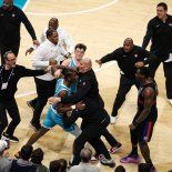 Pelea y batalla campal en la NBA: hubo cinco expulsados tras el escándalo Pelea y batalla campal en la NBA: hubo cinco expulsados tras el escándalo
