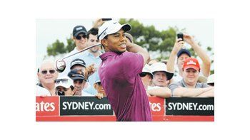 Tiger Woods comenzó con señales positivas su participación en el Abierto de Australia de golf.