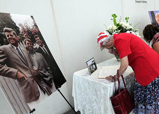 La gente recuerda al senador Kennedy en la Biblioteca John F. Kennedy, donde su cuerpo permanecerá dos días mientras se prepara el funeral oficial.
