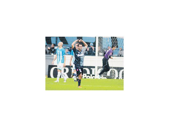 Martín Cauteruccio marcó el primer gol y le abrió el camino del triunfo a Quilmes sobre un Racing que ve cómo se aleja su posibilidad de pelear por el título.