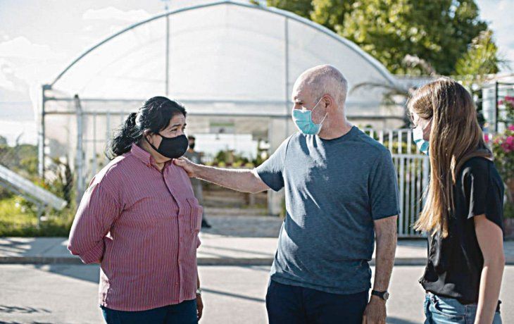 Género. Horacio R. Larreta, y la ministra María Migliore, recorrieron junto a Margarita Barrientos ,“Los Piletones” en Villa Soldati. Visitaron la huerta hidropónica que abastece al comedor, donde mujeres víctimas de violencia pueden hacer cursos y trabajar.