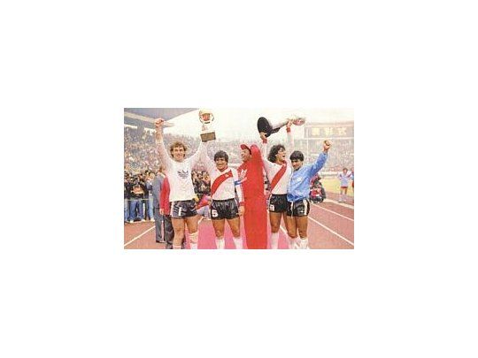 Pumpido, Gallego, Funes y Enrique con la Copa.