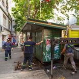 El Gobierno de la Ciudad retiró 115 puestos de diarios y de flores. El Gobierno de la Ciudad retiró 115 puestos de diarios y de flores.