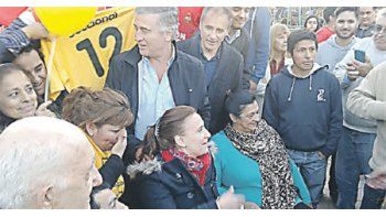 ámbito.com | Gabriela Michetti, ayer durante su recorrida por la capital junto a la dupla de la triple alianza opositora, que integran Oscar Aguad (UCR) y Héctor Baldassi (PRO). Macri quedó concentrado en la puja porteña.