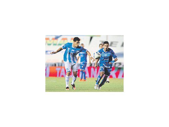 Teófilo Gutiérrez remata al arco. El delantero colombiano reapareció y marcó de penal el único gol del partido. Fue ovacionado por su tribuna.
