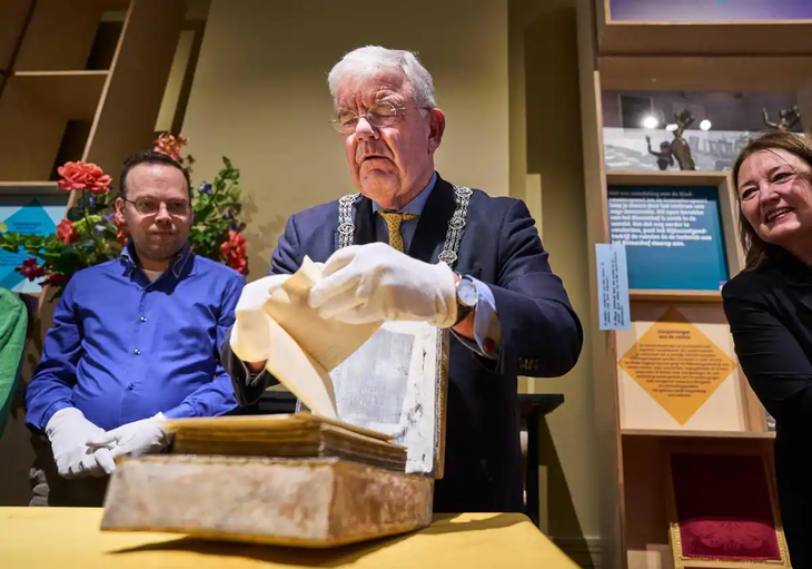 El alcalde de la ciudad, Van Zanen, al momento de abrir la cápsula del tiempo. El alcalde de la ciudad, Van Zanen, al momento de abrir la cápsula del tiempo.