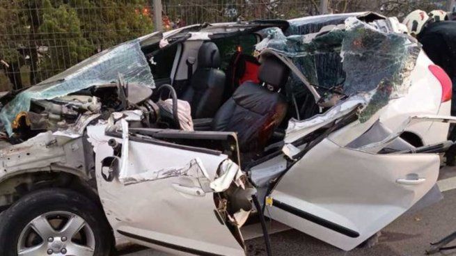 El Peugeot 208 quedo destrozado tras el accidente.