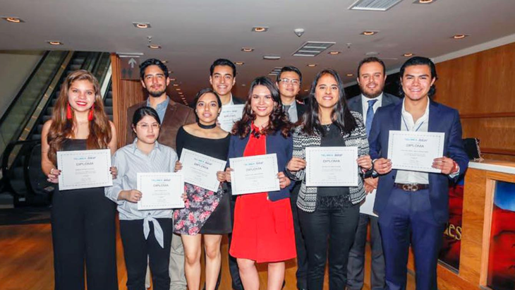 Carlos Slim Helú impulsa apoyos educativos para alumnos de licenciatura y posgrado en México. Carlos Slim Helú impulsa apoyos educativos para alumnos de licenciatura y posgrado en México.