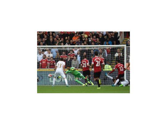 Romero no puede contener el gol de Swansea.