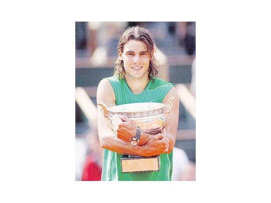 Acostumbrado a abrazar trofeos, el español Nadal fue elegido como el mejor deportista europeo de 2008.