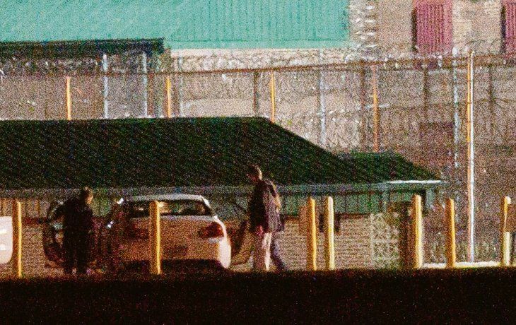 ¿Y ahora qué? John Lindh (derecha) ayer al abandonar la prisión federal de alta seguridad de Terre Haute, en el estado de Indiana. Legisladores y funcionarios temen que los controles sobre él se relajen en el futuro.