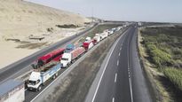 BLOQUEOS. Una larga fila de camiones impedía ayer totalmente el tránsito en la ruta Panamericana, una vía crucial para el abastecimiento de las principales ciudades de Perú.