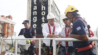 El intendente Enrique Antía participa de un simulacro de salvataje en Punta del Este.
