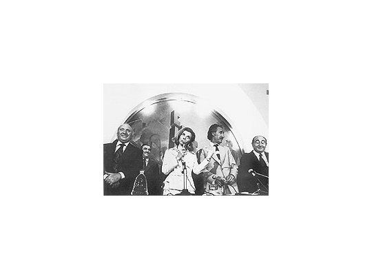 En unareunión en laCGT, junto aLorenzoMiguel yCasildoHerreras,María EstelaMartínez dePerón le pidióa su ministrode Economía,EmilioMondelli quesea buenocon losmuchachos.