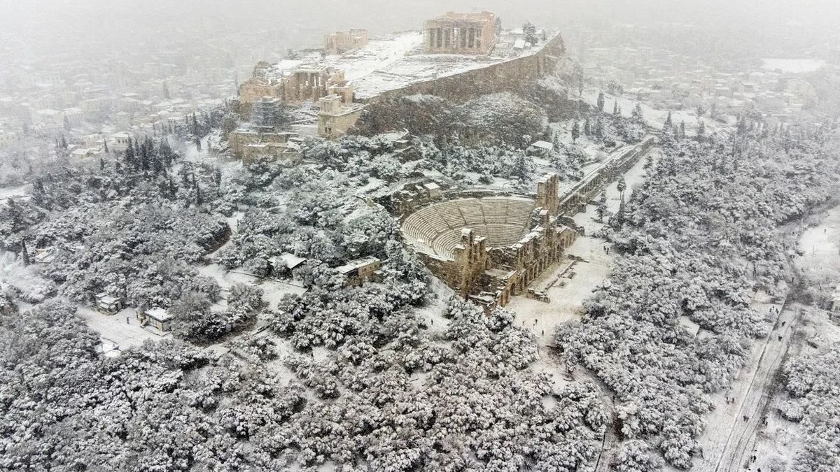 Thousands of evacuees on an Athens highway during a snowstorm