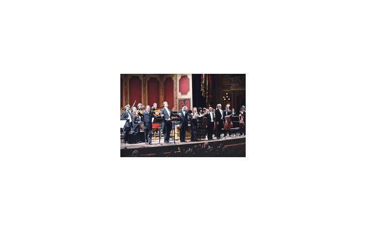 ámbito.com | Saludo final del elenco de cantantes con el director Martin Haselböck, en la función de Gran Abono del «Rinaldo» de Händel.