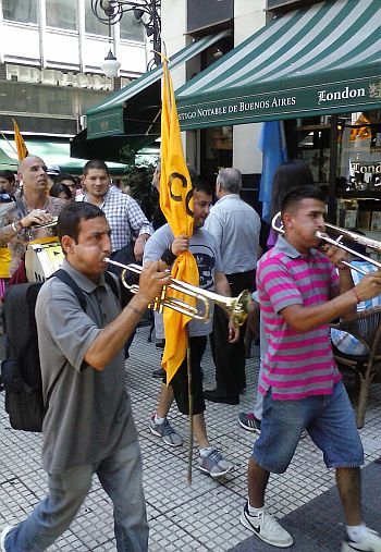 Crónica y fotos de una asunción acalorada en la Plaza de Mayo (foto 12)
