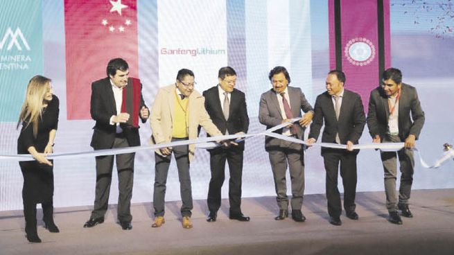 Presentación. Sáenz con autoridades de la minera china Ganfeng y Litio Minera Argentina realizaron un corte de cinta que simboliza el comienzo de la construcción de la planta en La Puna.