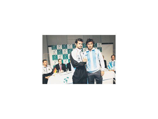 Mónaco se saluda con Petzschner después del sorteo. Será el primer enfrentamiento en el circuito entre ambos, con pequeña ventaja para el tandilense por llegar entonado de Viña del Mar.