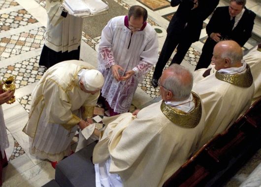El pontífice lavó, en señal de humildad, los pies de 12 sacerdotes.