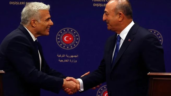 El primer ministro de Israel, Yair Lapid, y el ministro de Relaciones Exteriores de Turquía, Mevlüt Cavusoglu.