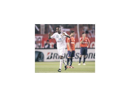 Bolaños festeja el segundo gol de la Liga. Argachá y Galeano lo sufren. Independiente cayó sin atenuantes en la altura de Quito.