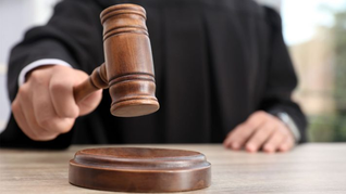 El paquete de leyes de Javier Milei propone que los jueces usen toga negra y un martillo. El paquete de leyes de Javier Milei propone que los jueces usen toga negra y un martillo.