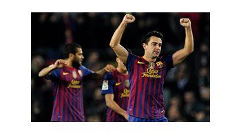 Xavi, Alves y Pedro festejan el paso a semifinales.