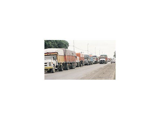 El sistema de transporte de carga vía camiones genera altos costos para los productores.De no modernizarse, podría llegar a trabar el crecimiento que promete el gobierno.