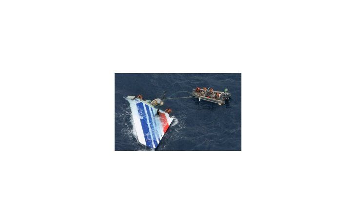 Una investigación inicial halló restos del avión y algunos cadáveres.