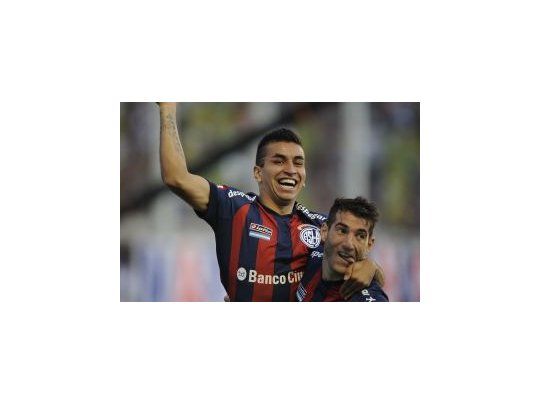 Correa y Piatti, ambos de muy buen partido, festejan el gol de San Lorenzo.