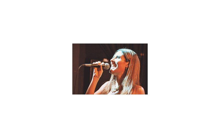 Delfina Oliver , cantante sólida y de muy buena afinación, inauguró el sábado el Bebop Club, nuevo espacio para el jazz que continuaría la senda de Jazz & Pop.