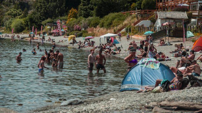 Los lagos de Bariloche se muestran llenos de jóvenes que enfrentan la ola de calor