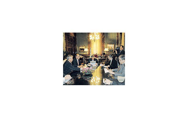 ámbito.com | Gonzalo Pascual y Gerardo Díaz Ferrán, accionistas deAerolíneas Argentinas, exponen ante Néstor Kirchner, AlbertoFernández y Ricardo Jaime el plan de inversiones de laaérea.