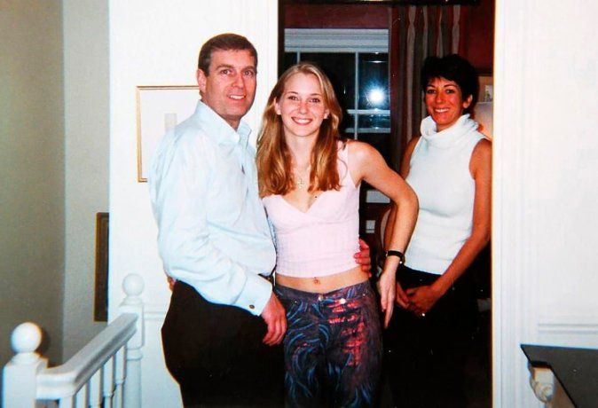 Maxwell, in the background with Prince Andrés of England and the victim Virginia Giuffre. Maxwell, in the background with Prince Andrés of England and the victim Virginia Giuffre.